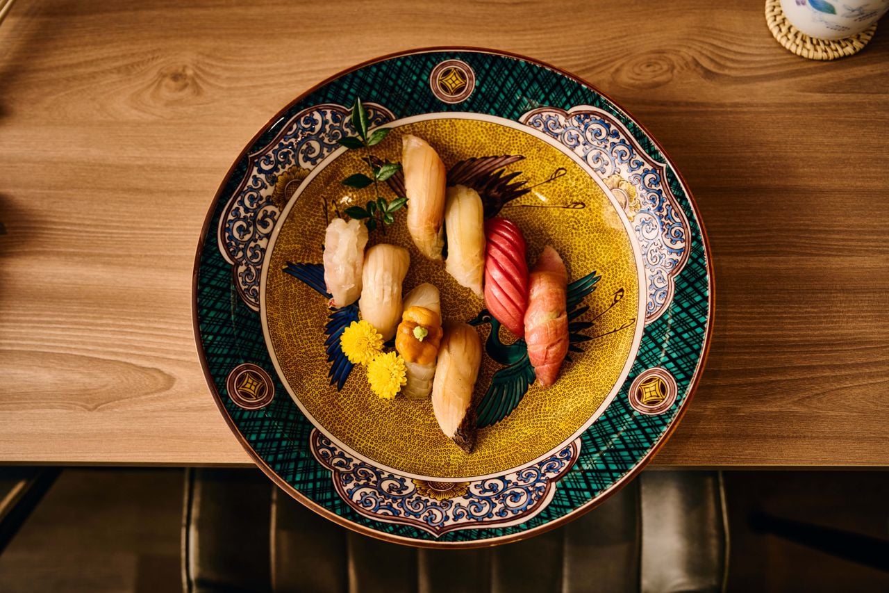 A bowl of various nigiri at the Onda