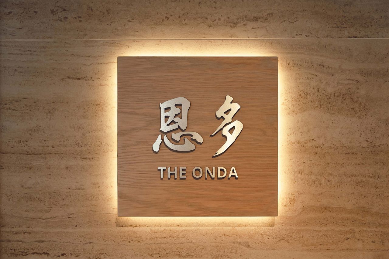 A backlit sign for the Onda hangs on the wall