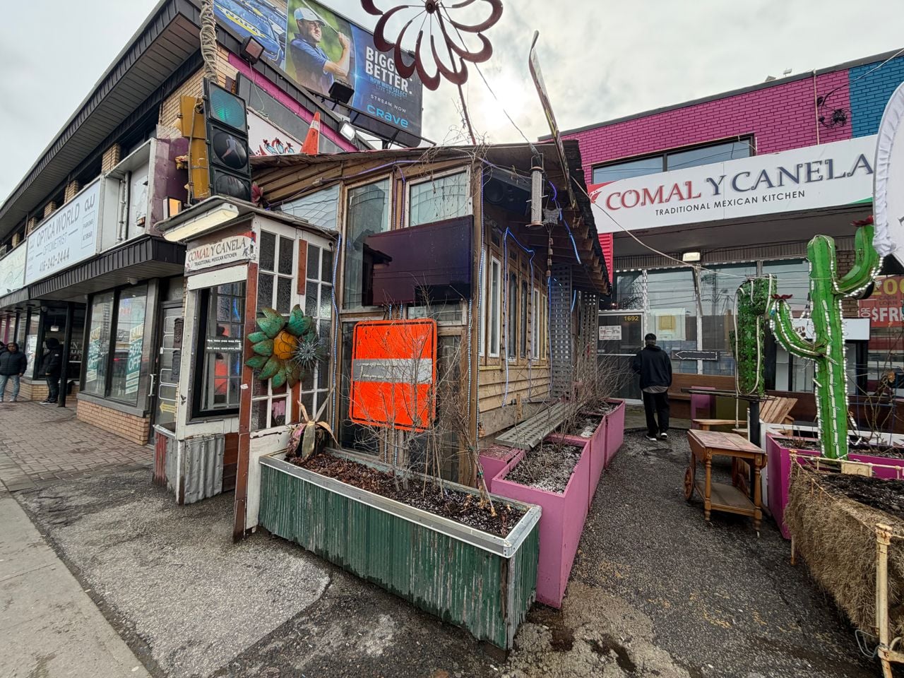 The exterior of Comal y Canela