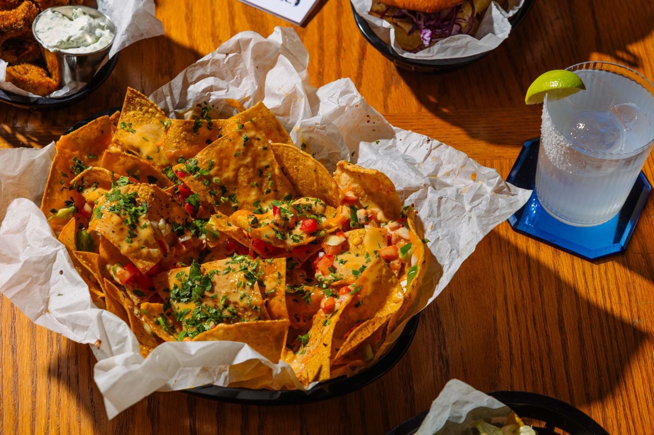 A basket of nachos and a margarita