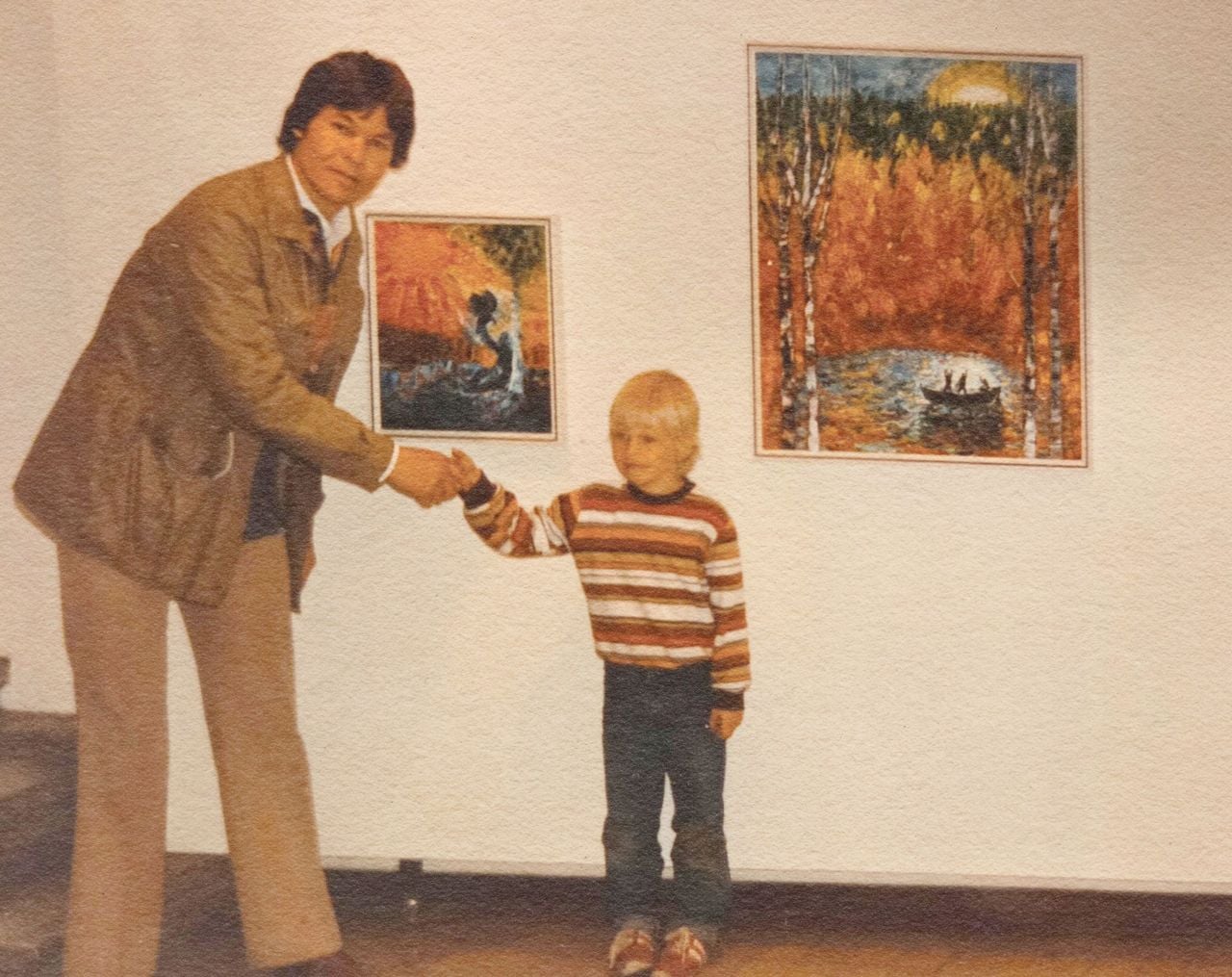Artist Sami Suomalainen with his nephew at one of his exhibitions