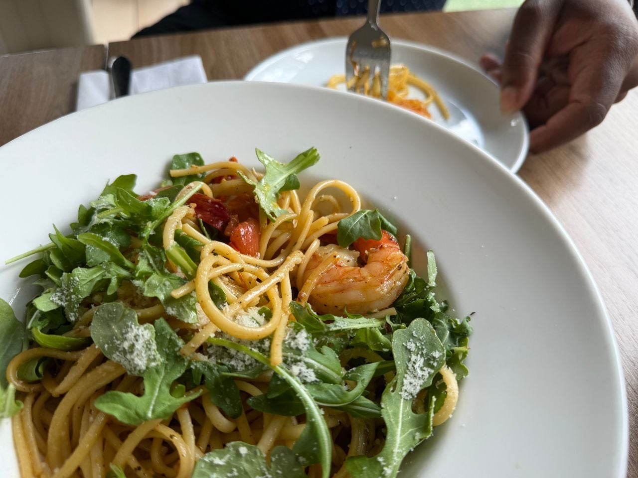 Linguine with shrimp and arugula