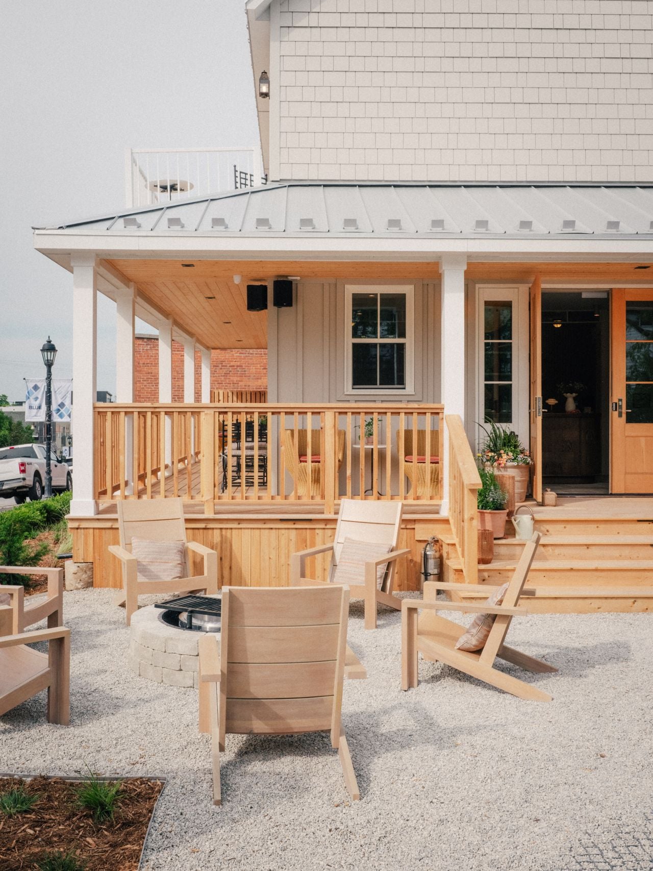 This luxury escape two hours north of Toronto looks like a Hamptons beach house