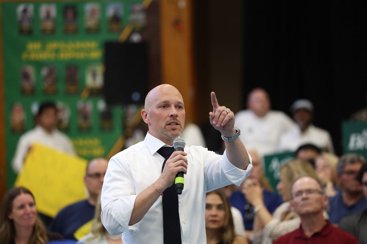 Olivia Chow is still the leading mayoral candidate, but Brad Bradford is catching up